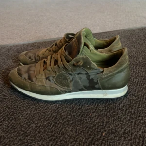Philippe Model trainers - Hej, säljer nu mina extremt fina, sköna och eftertraktade trainers från märket Philippe Model. Skorna är i storlek 43 och är i fint sick. Priset är ej hugget i sten, skriv vid funderingar!