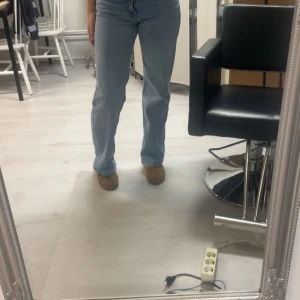 Ljusblå raka jeans från only - Säljer ett par ljusblå jeans från Only med klassisk femficksdesign och raka ben. Jeansen har normal passform och midja, tillverkade i mjukt denim som är skönt att bära hela dagen. Perfekt för dig som gillar en enkel och clean look.