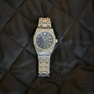 Loravento Elegant Marine Steel klocka  - Stilren klocka från Loravento i silverfärgat metallarmband och åttakantig boett. Mörkblå urtavla med diskreta index och datumvisning. Klassisk länkdesign som ger en modern och tidlös känsla. Jag säljer den på grund av att jag fick en annan klocka av min pappa till min födelsedag och behöver pengar. Original pris är 8 950kr. Vid fler frågor eller bilder skriv i DM och priset kan förhandlas. 