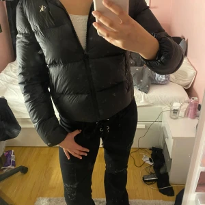  pufferjacka  Calvin Klein - Svart puffer jacket från Calvin Klein har redan en till annons uppe kika in profilen för mer information eller kontakta!😇😇🙏🙏