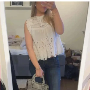 Blus❤️‍🔥 - Säljer en söt vit blus med spetsdetaljer och broderier. Typ i linne tyg och så skön💕 Se bild 3 för defekten vid axeln💓