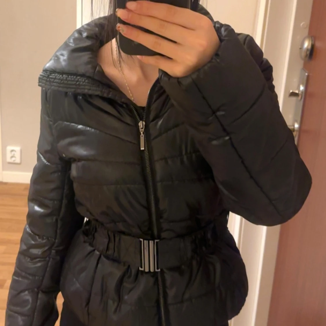 Svart pufferjacka från H&M med bälte