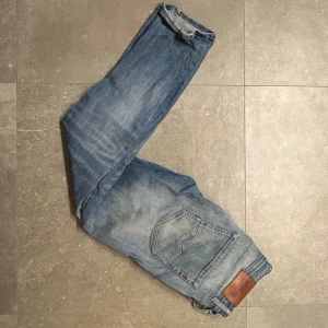 Replay jeans - Ett par snygga replay Jens I model anbass med snygg wear på sig. Jeansen är i storlek W31 | L32. Tyvärr har ett litet hål uppståt på vänster bakre lår men detta är inget som syns och går lätt att åtgärda!  