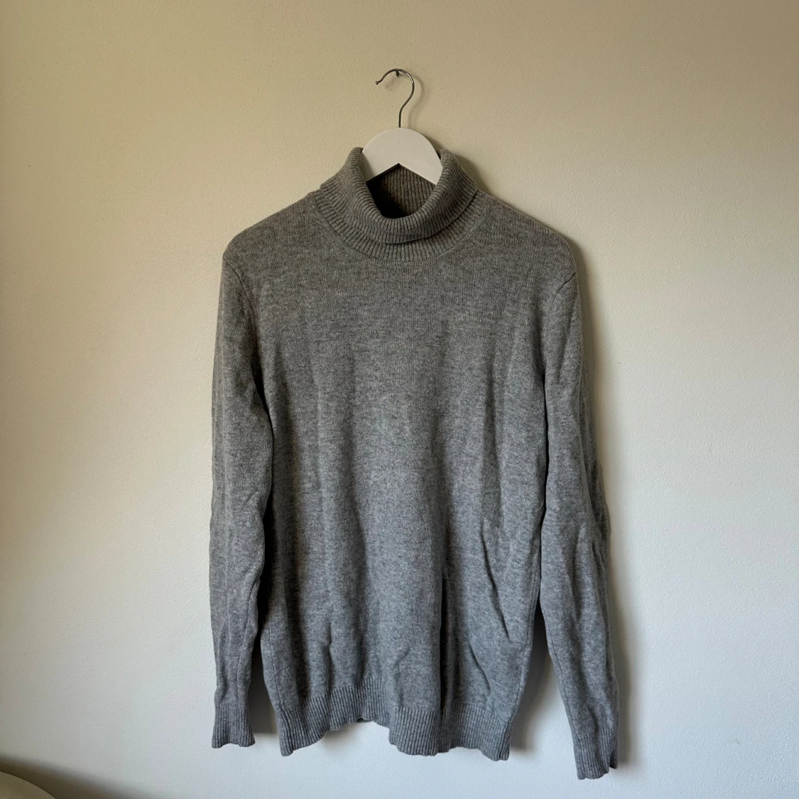 Grå polotröja i ull från Uniqlo