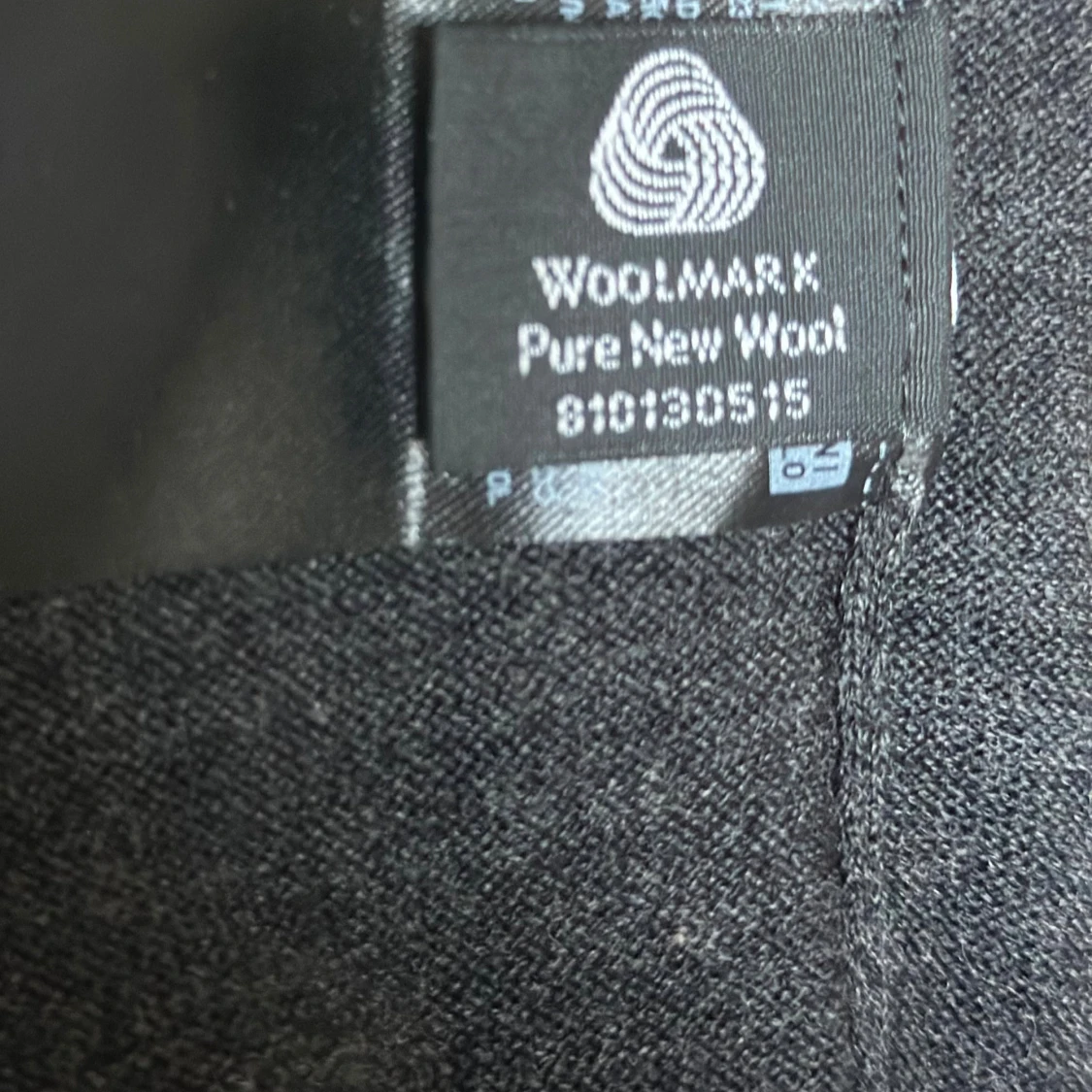 Mörkgrå v-ringad ulltröja från Uniqlo - 3