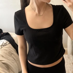 Topp - Super fin topp men fyrkant urringning ⭐️ Skön och basic till sommaren  Det går super att trycka på köp nu 