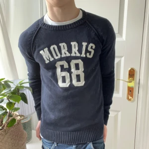 Morris sweatshirt - Morris company sweatshirt i storlek small. Sitter som en smock på mig som är 180 cm 75 kg. Kom med frågor! ✌️