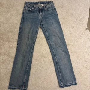 Blå raka jeans Arrow - Snygga blå jeans Arrow med klassisk femficksdesign och raka ben. De är weekday:) Mycket fina på! 