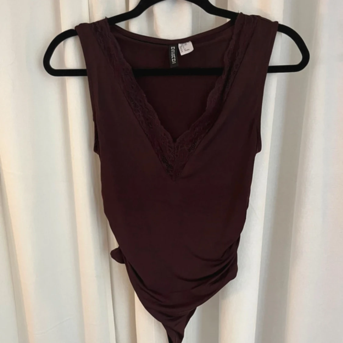 Vinröd ärmlös body från Divided