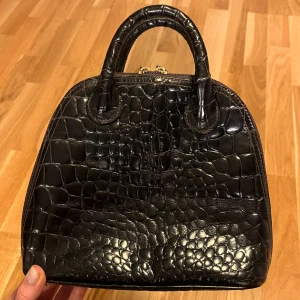 Krokodilskinn handväska - Mycket fin handväska, i bra skick! Med innerficka och lagom rymlig 💞 Den är väldigt mörkbrun/nästan svart 