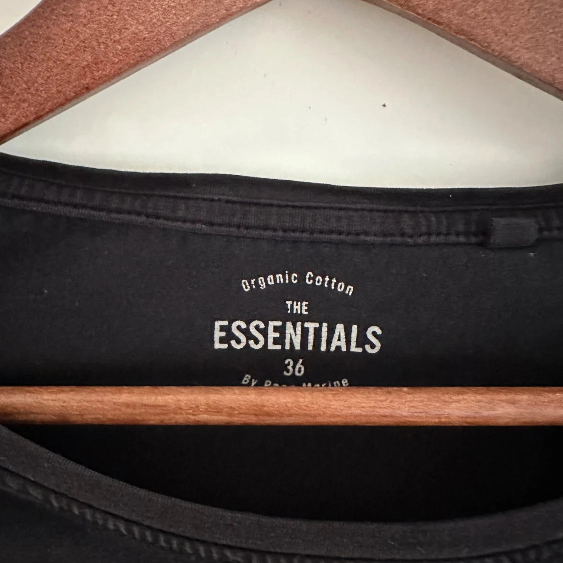 Svart långärmad tröja från The Essentials - 2