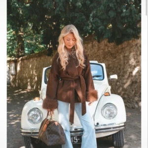 Kappa från meet me there - Säljer denna superfina bruna kappa från meet me there med päls, den är helt ny med prislapp kvar och aldrig använd. Nypris 1350kr