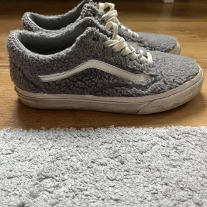 Grå Vans  - Ett par Vans skor i teddy materia☺️