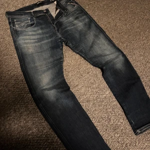 Replay Anbass Jeans - Mycket bra skick.  Modell: Anbass  Strl 36/32 men passar mer som 34/32  Hör av er vid funderingar!!