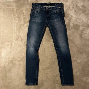 Navy blue replay  - Säljer dessa tvär feta replay jeans i nytt skick. Hör av er vid minsta fundering!💫