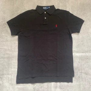 Svart Polo Ralph Lauren pike  - Jag Säljer en fet pike från Polo Ralph Lauren| skicket på tröjan är bra 8/10 | storlek L | ny pris 2000: mitt pris är 349 | skriv vid frågor och funderingar       
