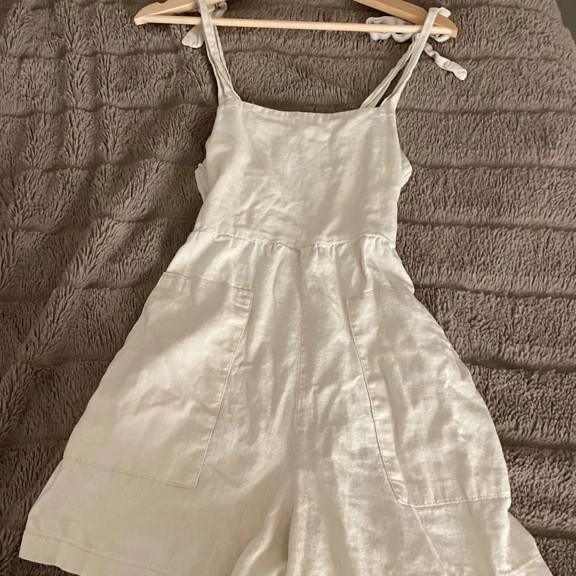 Vit kortklänning med knytband - 1