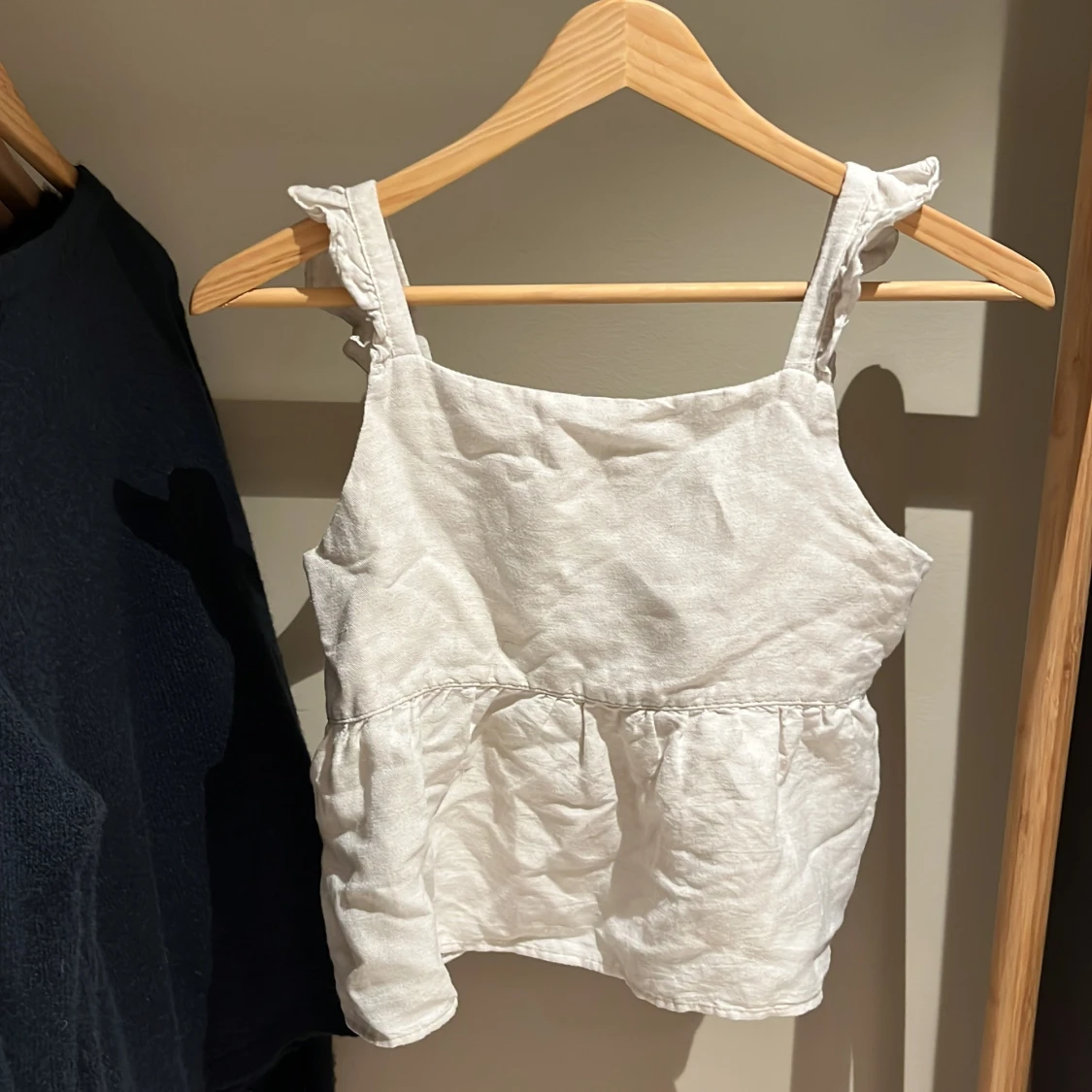 Vit linnetopp med volang från Mango