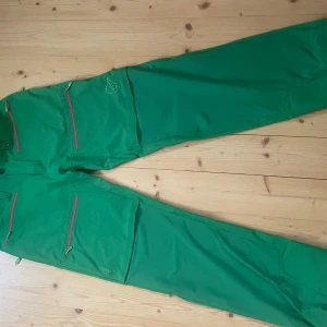 Norrøna Skalbyxor - Modell Lyngen. Väldigt fint skick, perfekta för skidåkningen i vinter eller toppturen. Nyligen impregnerade 