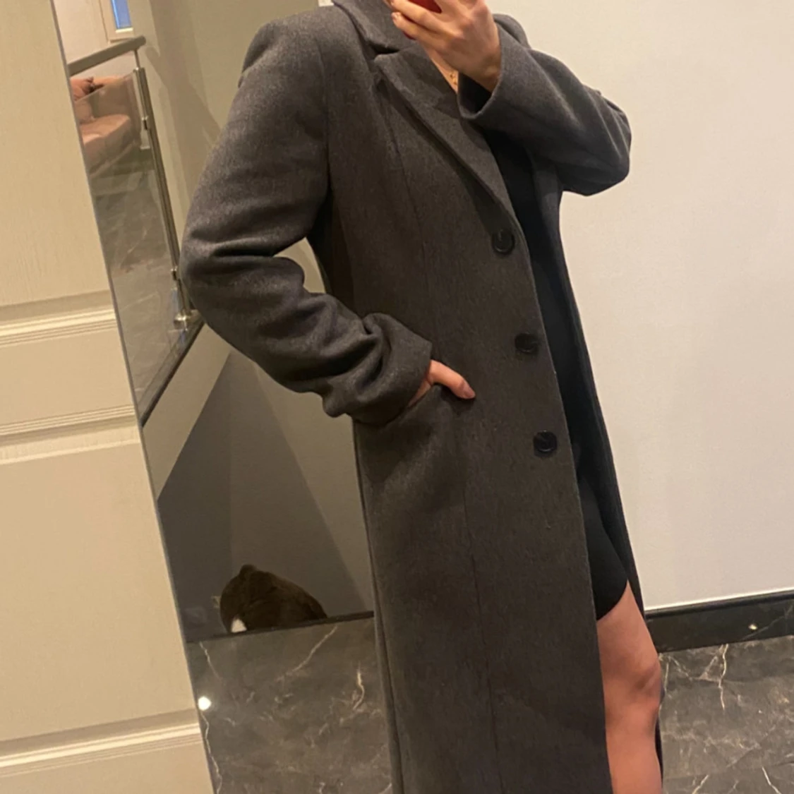 Mörkgrå lång kappa med knappar - 3