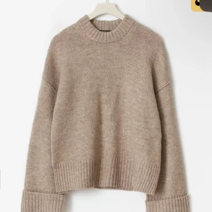 Beige stickad tröja  - Fin stickad tröja från GinaTricot som är i nyskick med lapp kvar. Är i storlek L och därför overzied. 