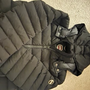 Svart dunjacka från Colmar - En as skön o varm vinter jacka från colmar har använt nån gång men nu är den för liten skriv om du är intresserad Även öppen för byten!!! NY PRIS 5399, skriv om du har några funderingar kan gå ner i pris vid snabb affär 
