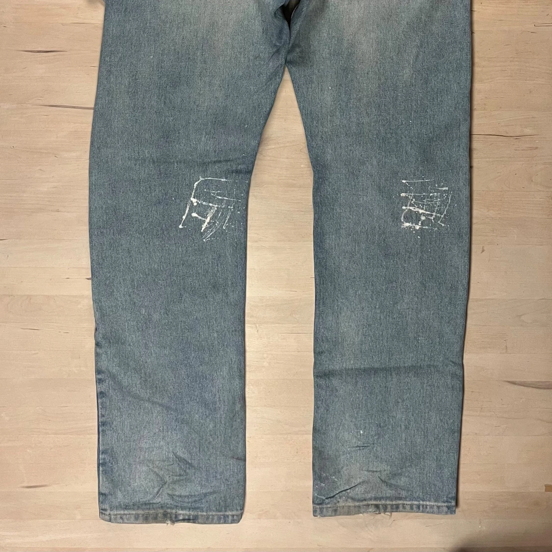 Blå carpenter jeans med färgstänk från Weekday - 3