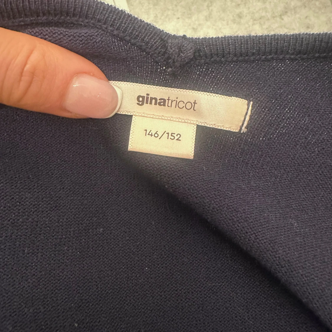 Mörkblå offshoulder tröja - 3