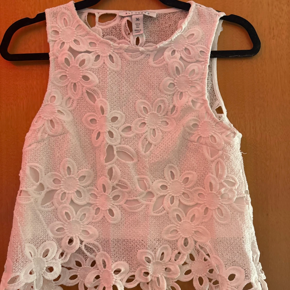 Vit blommig spetsblus från NLY Trend