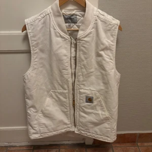 Carhartt väst - Sjukt snygg carhartt väst, har i princip aldrig använt den och den är i väldigt bra skick. Västen finns inte längre att köpa ny, och kostade runt 2000 kr nypris.