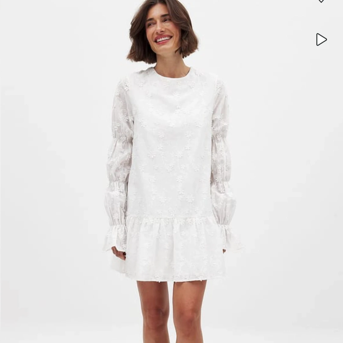 Vit klänning med blommor broderat och öppen i ryggen! - 1