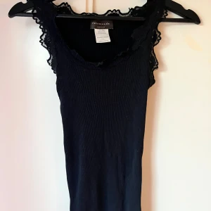 Spets linne  - En jätte gulligt linne med lite spets, den är ribbad och i fint skick o knappt använd!