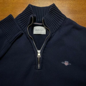 Halfzip Gant - Säljer min Gant Halfzip i storlek S. Är använd ett fåtal gånger och är i fint skick. Snyggt plagg som passar bra med en T-shirt eller skjorta under. Nypris ca 1400kr. Skriv gärna till mig om ni har några frågor.