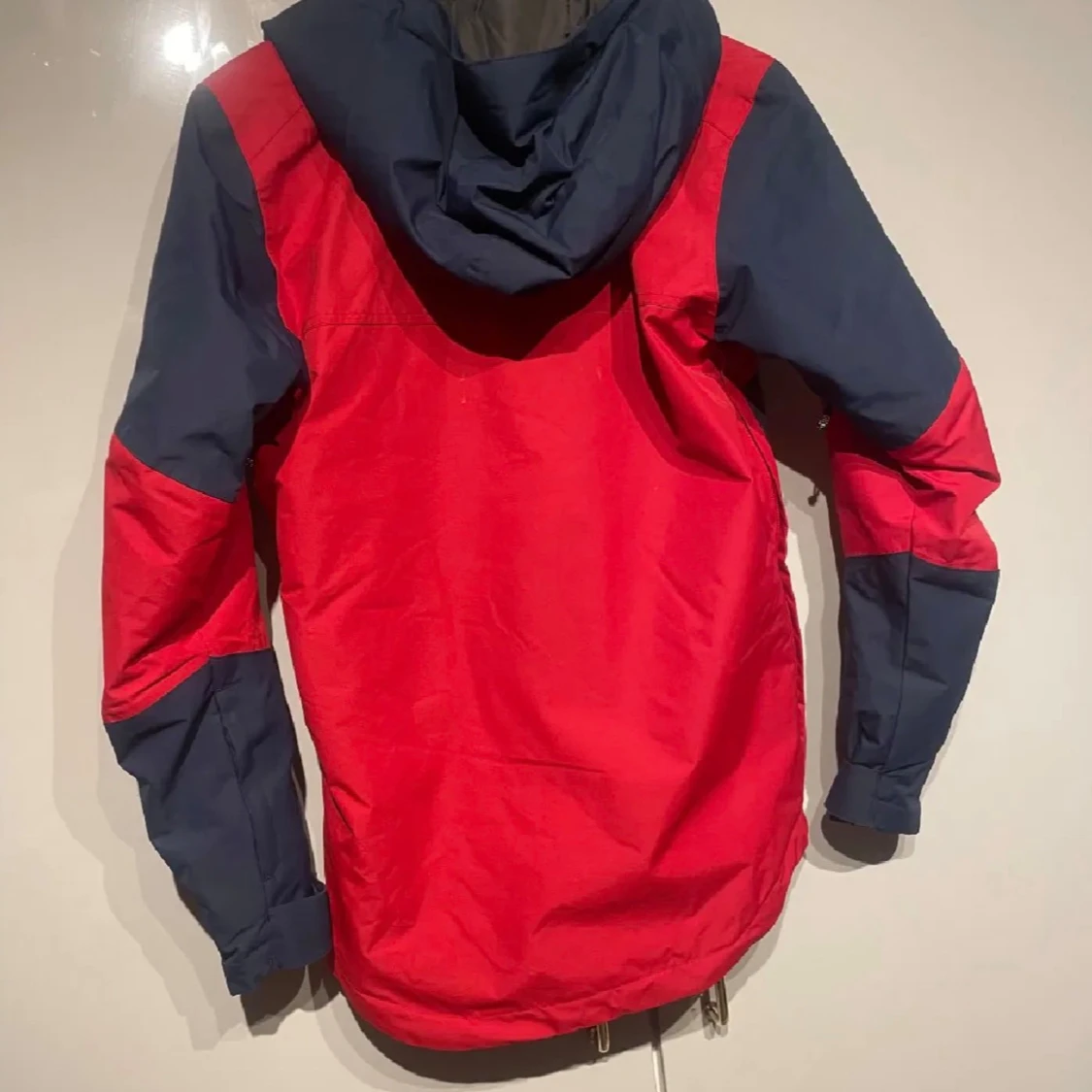 Röd och marinblå vindjacka WearColour - 1