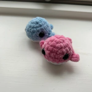 Virkad val 🐳  - Söta små handgjorda valar! 🐳  4x6 cm 30kr/st eller 2 för 50kr , skriv vilken/vilka färger ni vill ha. Kan även göra andra färger, skriv vilken ni önskar! Kan sätta på en nyckelring om det önskas, eller göra likadana fast större.  Säljer fler virkade saker och tar gärna emot andra beställningar också!