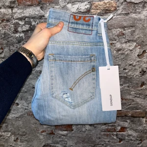 Dondup George Jeans - Nytt skick, inga defekter. Nypris ca 3500kr. Storlek W30, passar dig som är mellan 175-185cm ungefär. Inga konstigheter med jeansen. Tags medföljer. Skriv för mer information!🤝