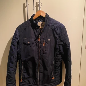 Morris Jacka - En sjukt fet Morris  jacka som köptes för något år sen. Perfekt jacka att ha nu till hösten då den är lite tjockare. Jackan har även lite sköna detaljer på tyget på insidan. Jackan är lite för liten på mig som är 185 cm.  Inga defekter eller fläckar! Hör av er vid frågor priset är inte hugget i sten. Nypris ca 2200kr