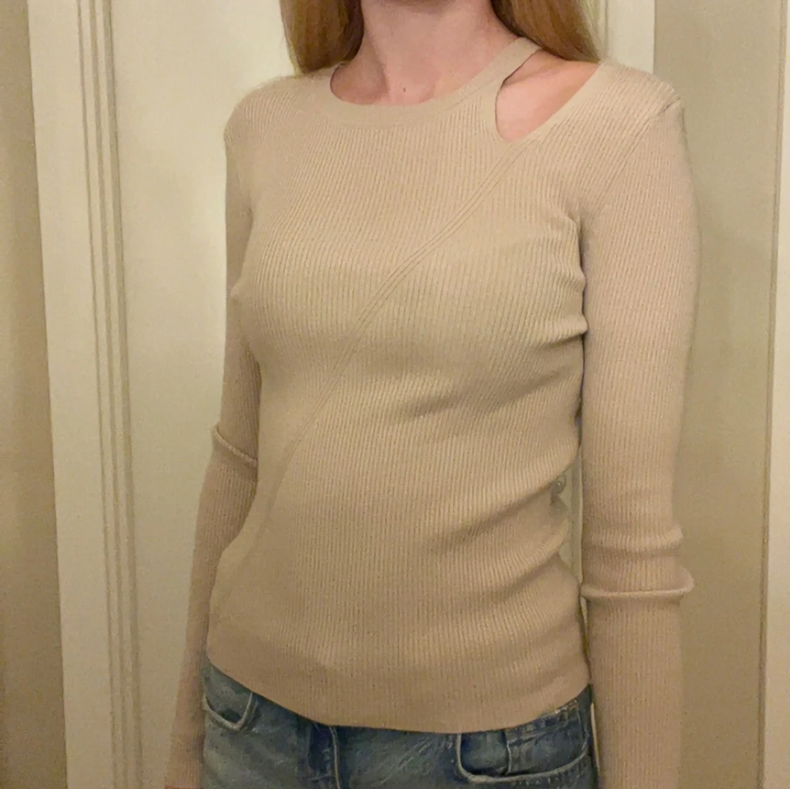 Beige ribbad tröja med cut out-detalj - 2