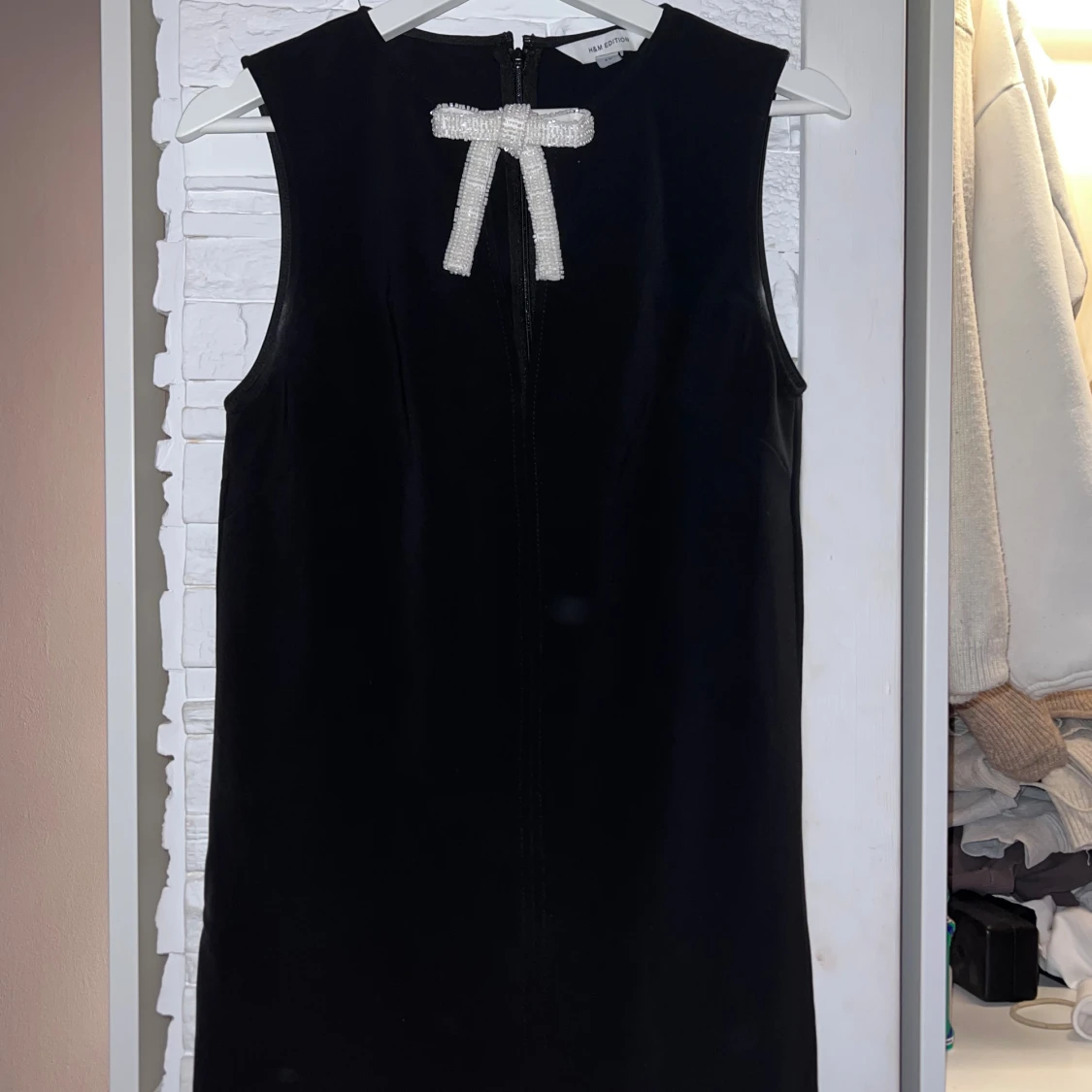 Svart kort klänning med pärlrosett - 1