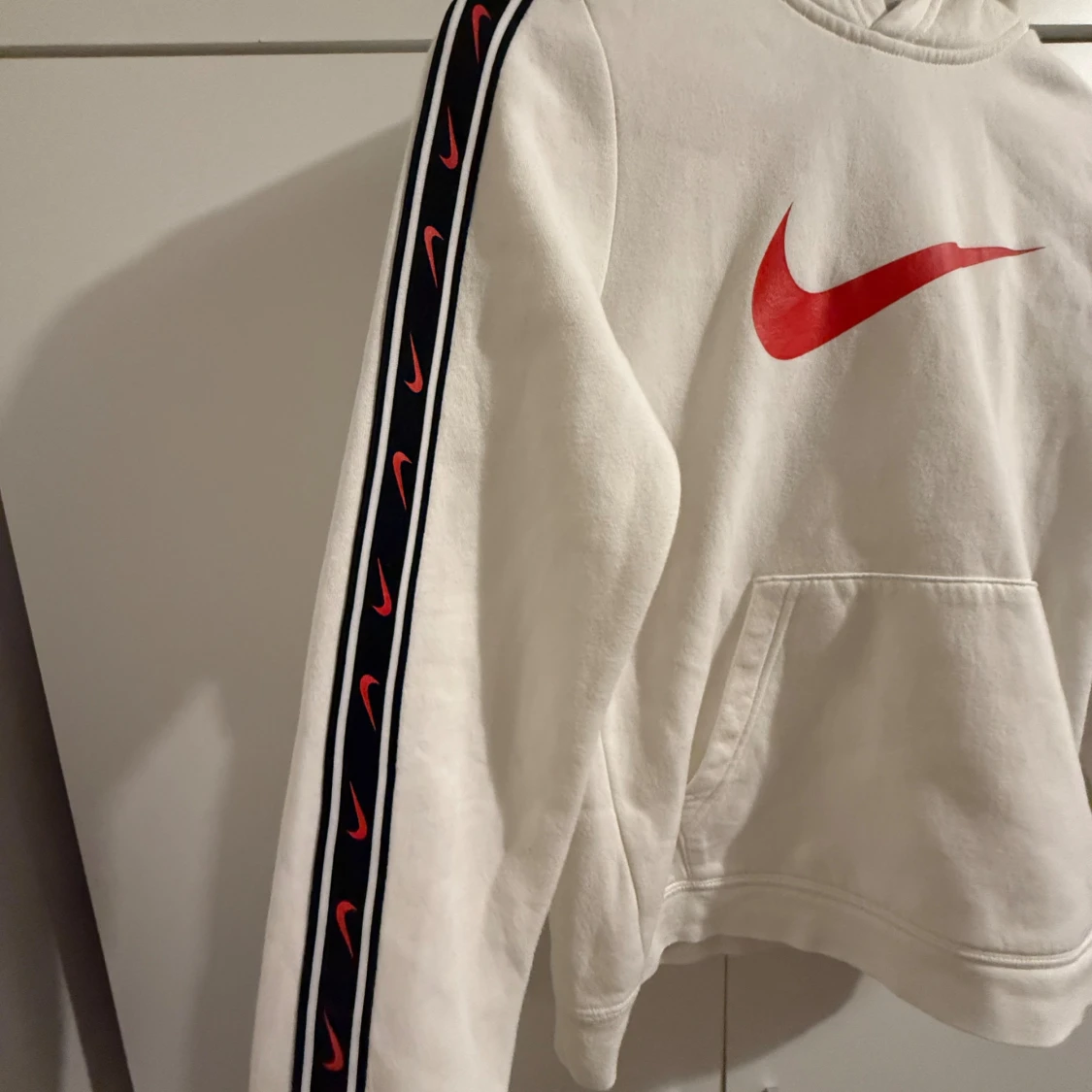 Vit vintage hoodie från Nike med röd logo - 2
