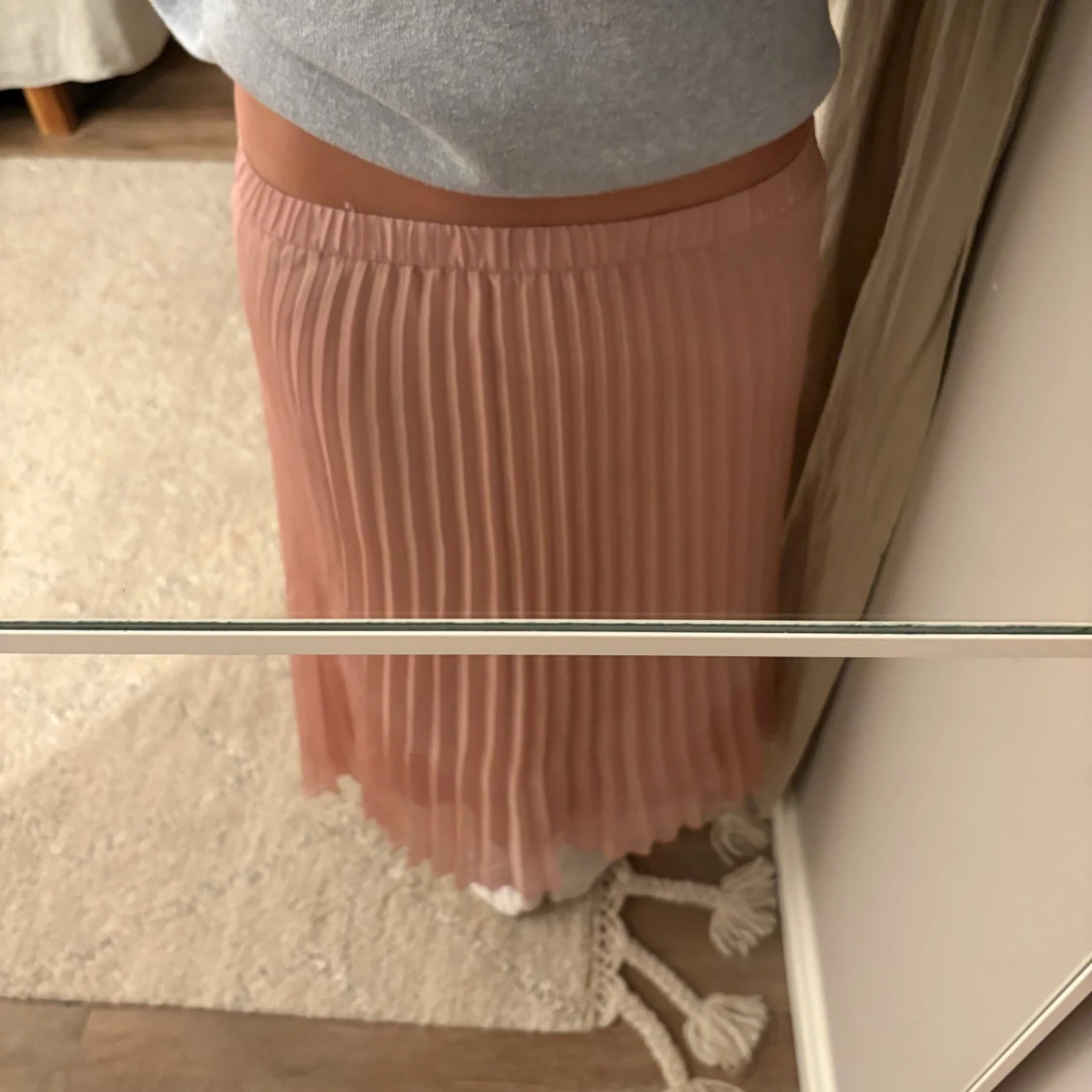 Plisserad ljusrosa långkjol - 1