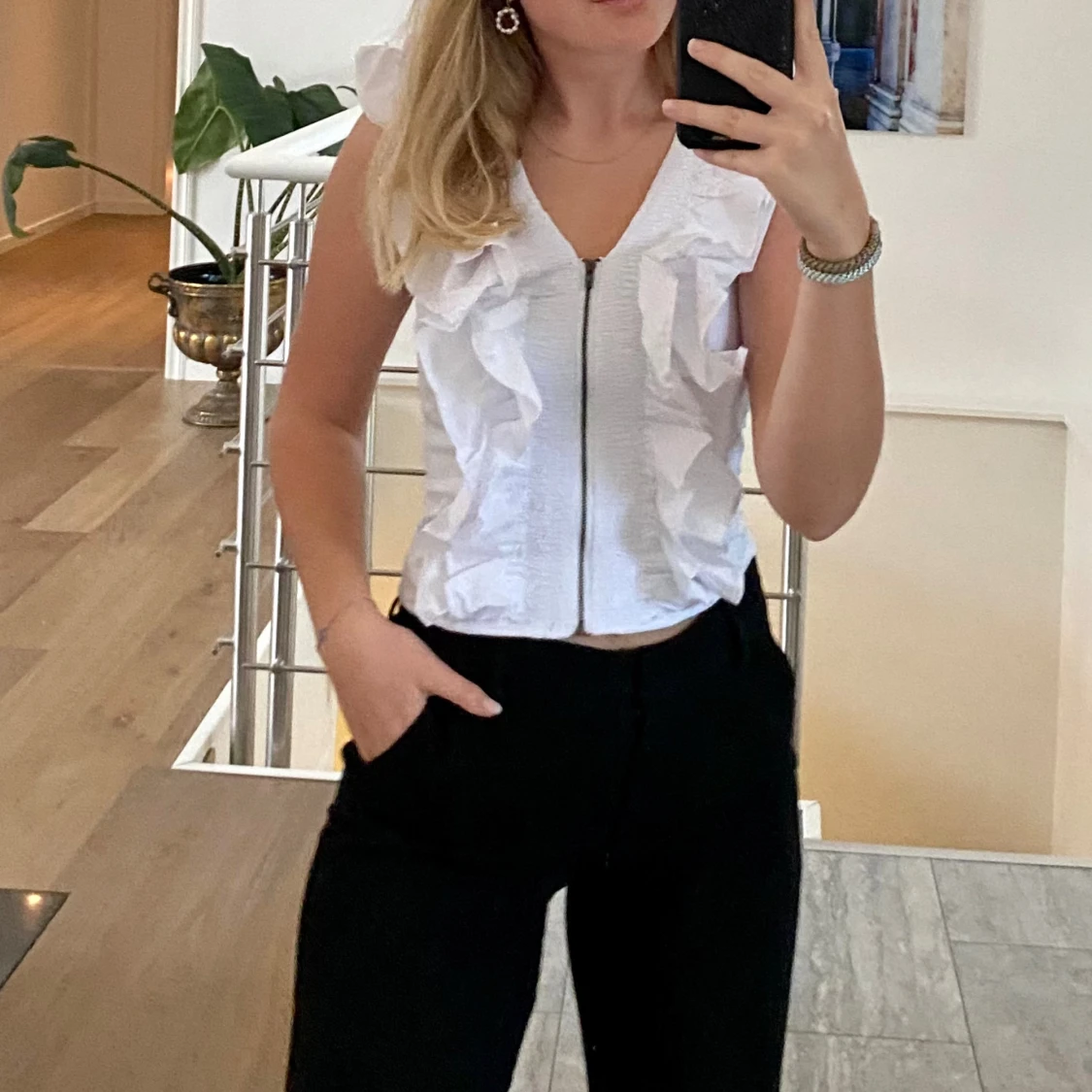 Vit blus med volanger och dragkedja