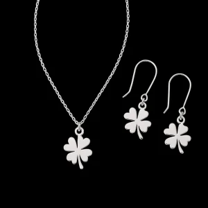 Smyckeset med fyrklöver i silver - Snyggt smyckeset med halsband och örhängen i silverfärgad metall. Både halsbandet och örhängena har en charmig fyrklöver som hänge, perfekt för dig som gillar stilrena och lyckobringande detaljer.