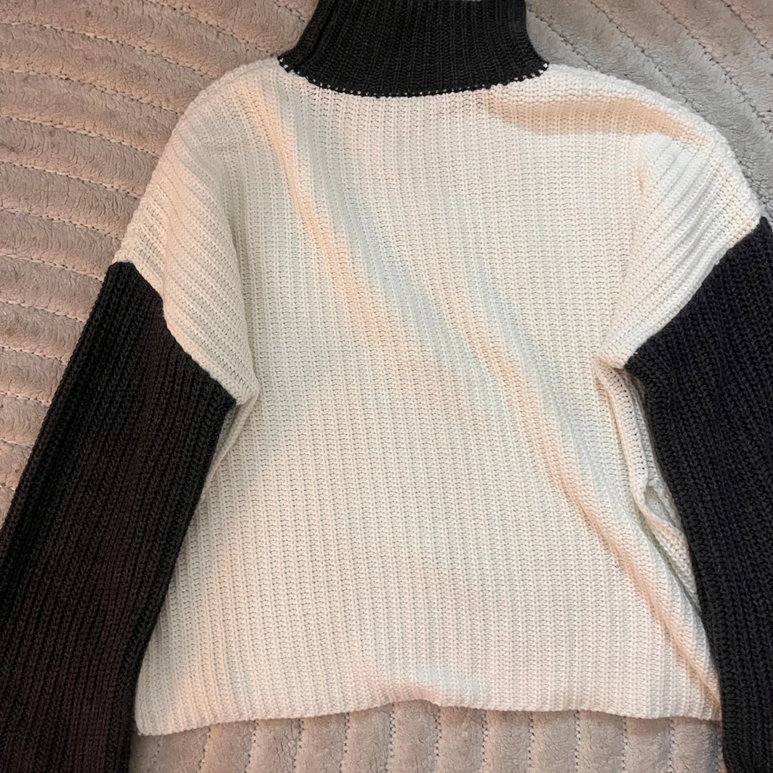 Vit och grå polotröja från NA-KD - 2