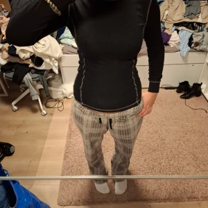 Svart underställtröja - Jag säljer en svart underställströja i storlek M men skulle säga att den sitter som S skit snygg för att åka skidor elle gå på after-ski.