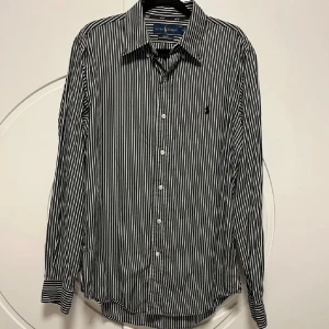 Ralph Lauren skjorta  - Ralph Lauren Skjorta | Skick 9/10 | Tillbehör: Endast skjorta | Nypris: 1599 SEK | Strolek: M | Pris kan diskuteras, vid fler bilder eller frågor hör av er. 🍂🍁