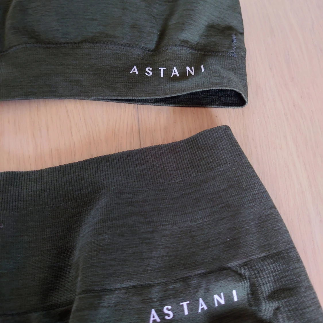 Mörkgröna leggings från Astani, stl L med topp i stl S - 2