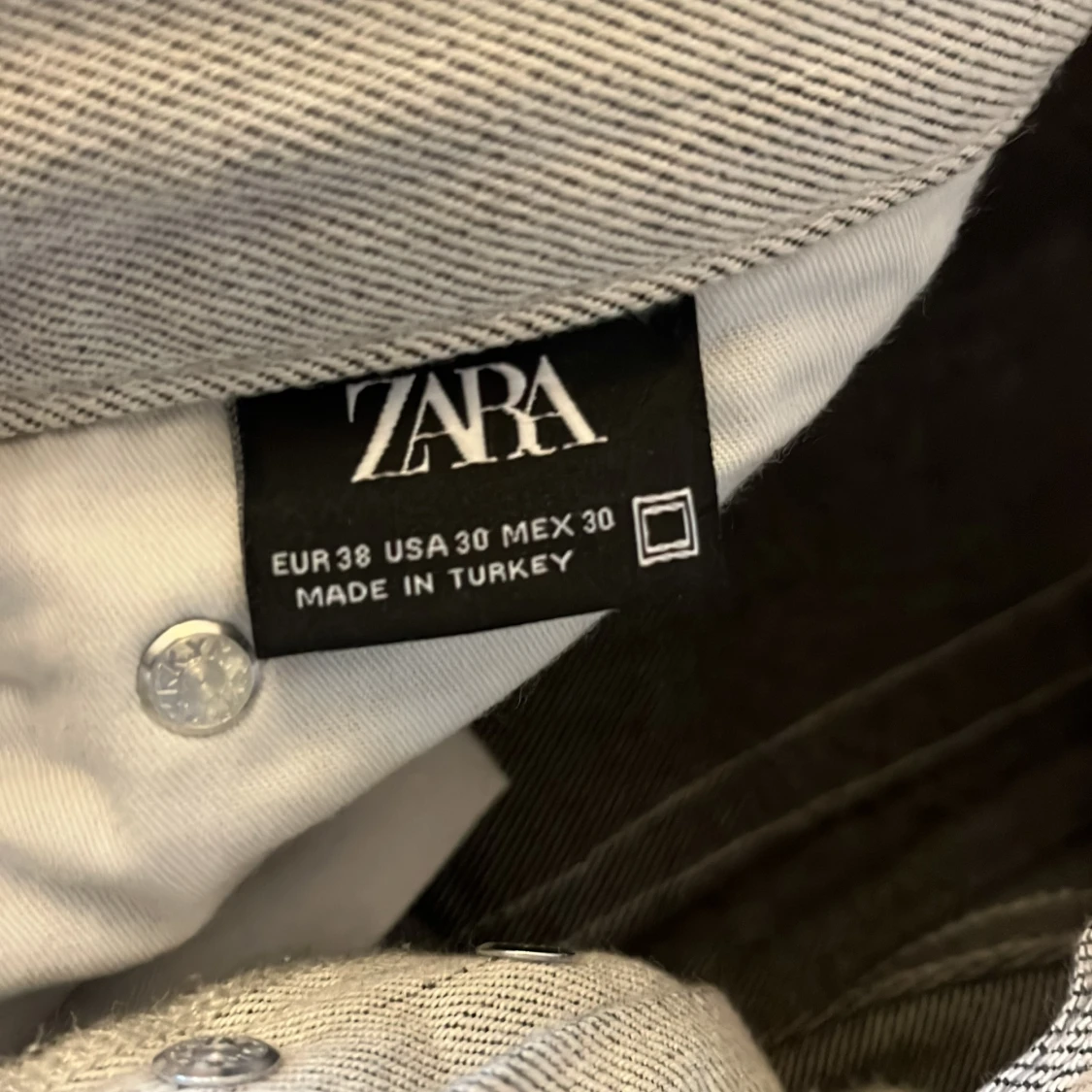Ljusgrå raka jeans från Zara - 2