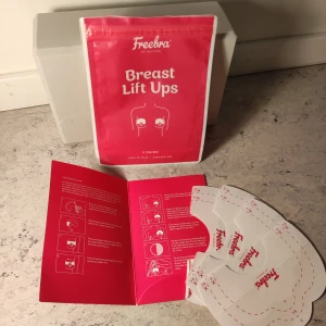 Freebra Breast Lift Ups tejp - Freebra Breast Lift Ups är osynliga, vattenresistenta tejpremsor som lyfter och håller bysten på plats. Passar A till D-kupa och är enkla att applicera med tydliga instruktioner. Perfekt för djupa v-ringade toppar och klänningar. Öppnad men aldrig använd, både par är kvar. Ena är lite vikt men borde inte vara några problem. 
