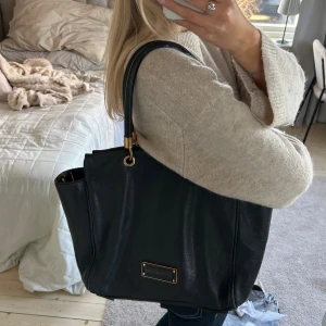 Marc Jacobs väska - Axelväska från Marc Jacobs i läder. Lite rostig på guldet (se bild 4,5) men fortfarande mycket fin!